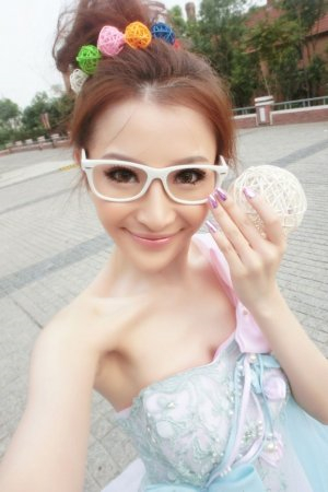 年轻的女孩在办公室推荐香水