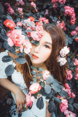 年轻漂亮的女士护士内衣