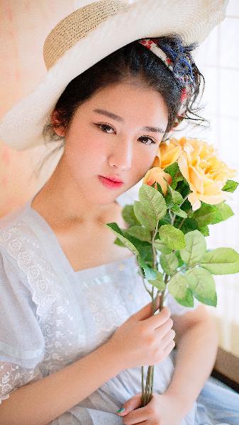 小保姆在厨房做饭