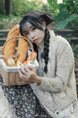 老婆出差闺蜜来家住几天