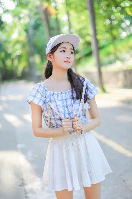 中午妈妈在厨房做饭