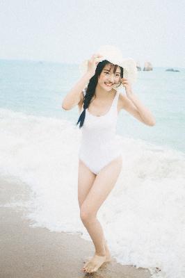 中午妈妈在厨房做饭