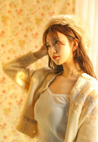 小保姆在厨房做饭