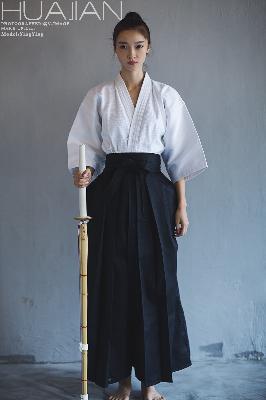 中午妈妈在厨房做饭