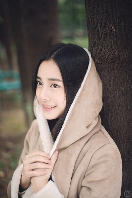 中午妈妈在厨房做饭